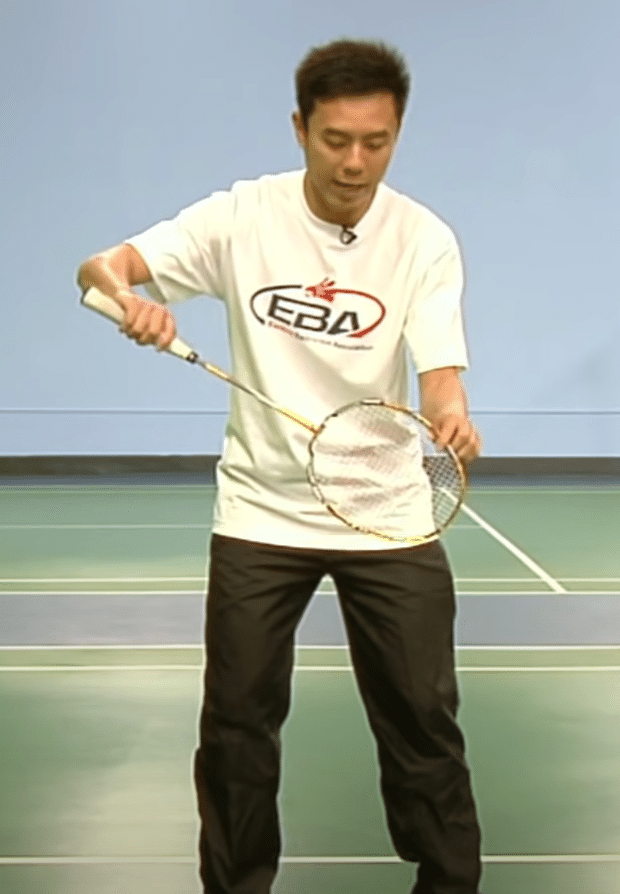 positions in badminton - example of defending stance